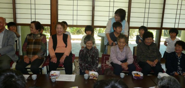 老人会と園児のつどい(憩の家たなぎ荘) 老人会と園児のつどい(憩の家たなぎ荘)