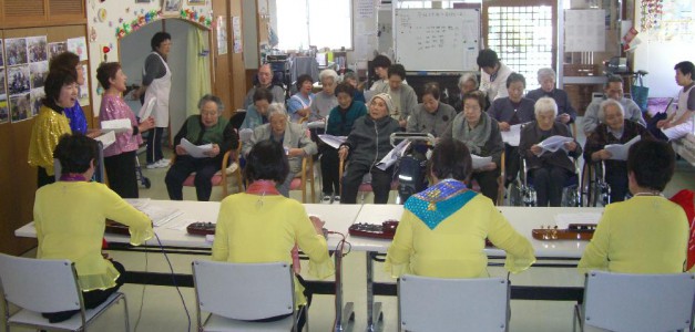 小木デイサービス慰問(大正琴小木教室の皆さん) 小木デイサービス慰問(大正琴小木教室の皆さん)