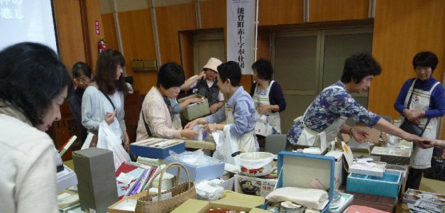 赤十字奉仕団(バザー) 赤十字奉仕団(バザー)